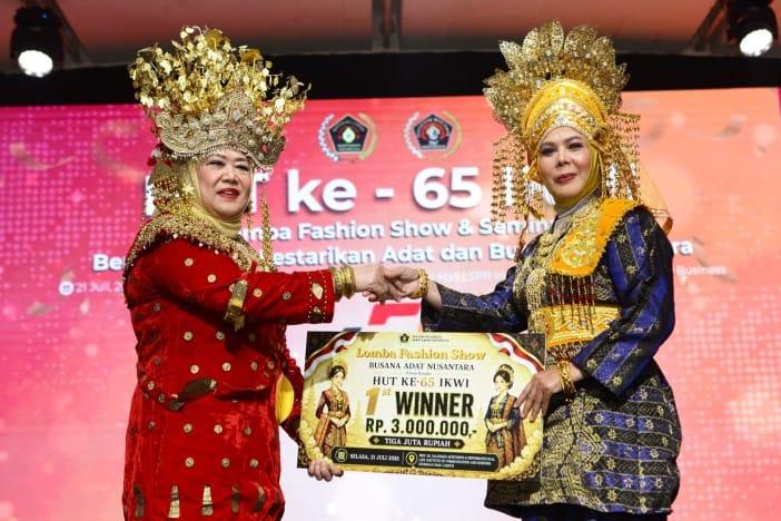 IKWI Riau Raih Juara I Lomba Fashion Show Busana Adat Nusantara Tingkat Nasional